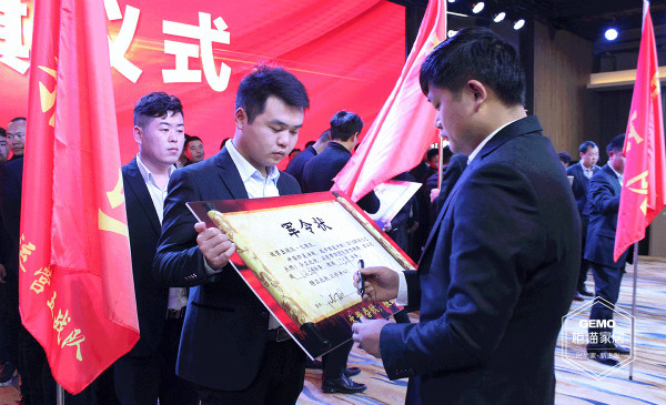 營(yíng)銷(xiāo)團(tuán)隊(duì)簽署軍令狀